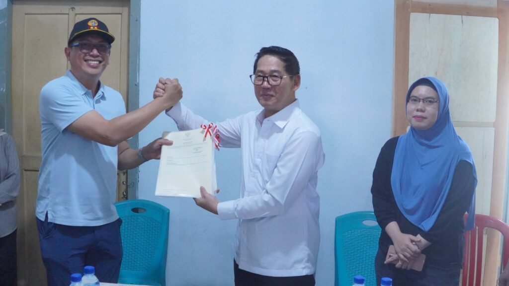 Peringati HANTARU ke-66, Wali Kota Bitung Hengky Honandar Serahkan Sertifikat Tanah PTSL Kepada Masyarakat